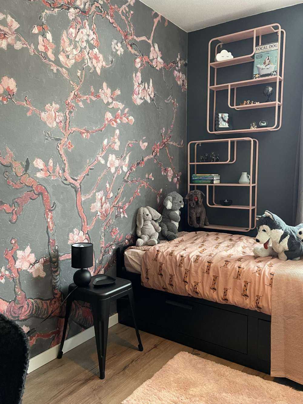 Amandelbloesem met een rode tint