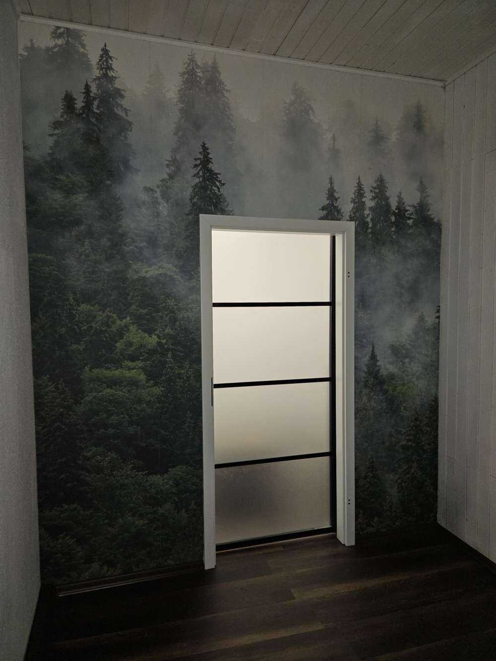 Mistig landschap met groene bomen