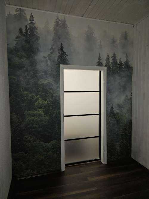 Mistig landschap met groene bomen