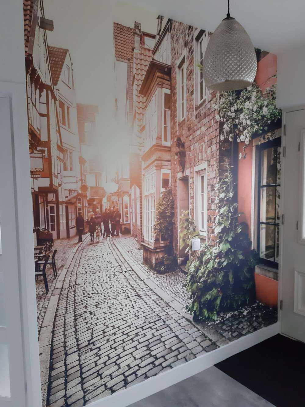 Zonsondergang in een oud straatje