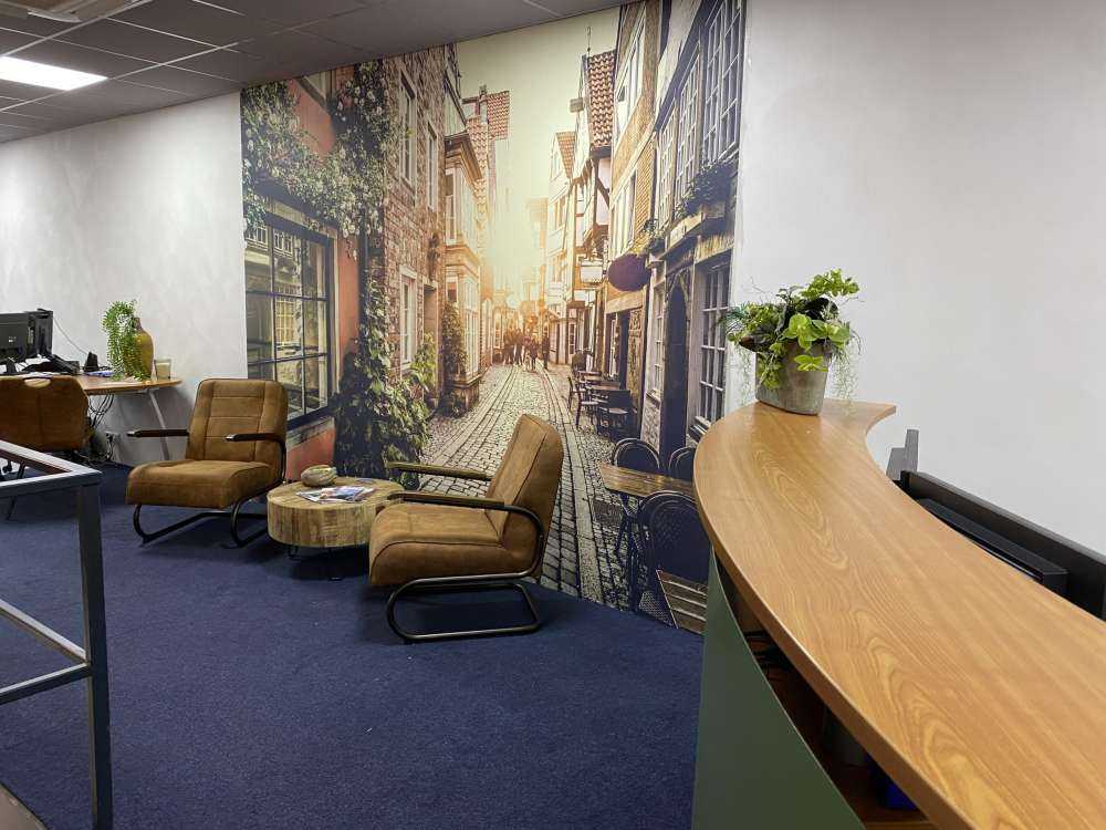 Zonsondergang in een oud straatje