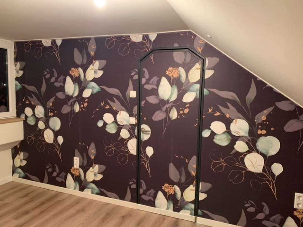 Donkerblauwe bladeren met goud