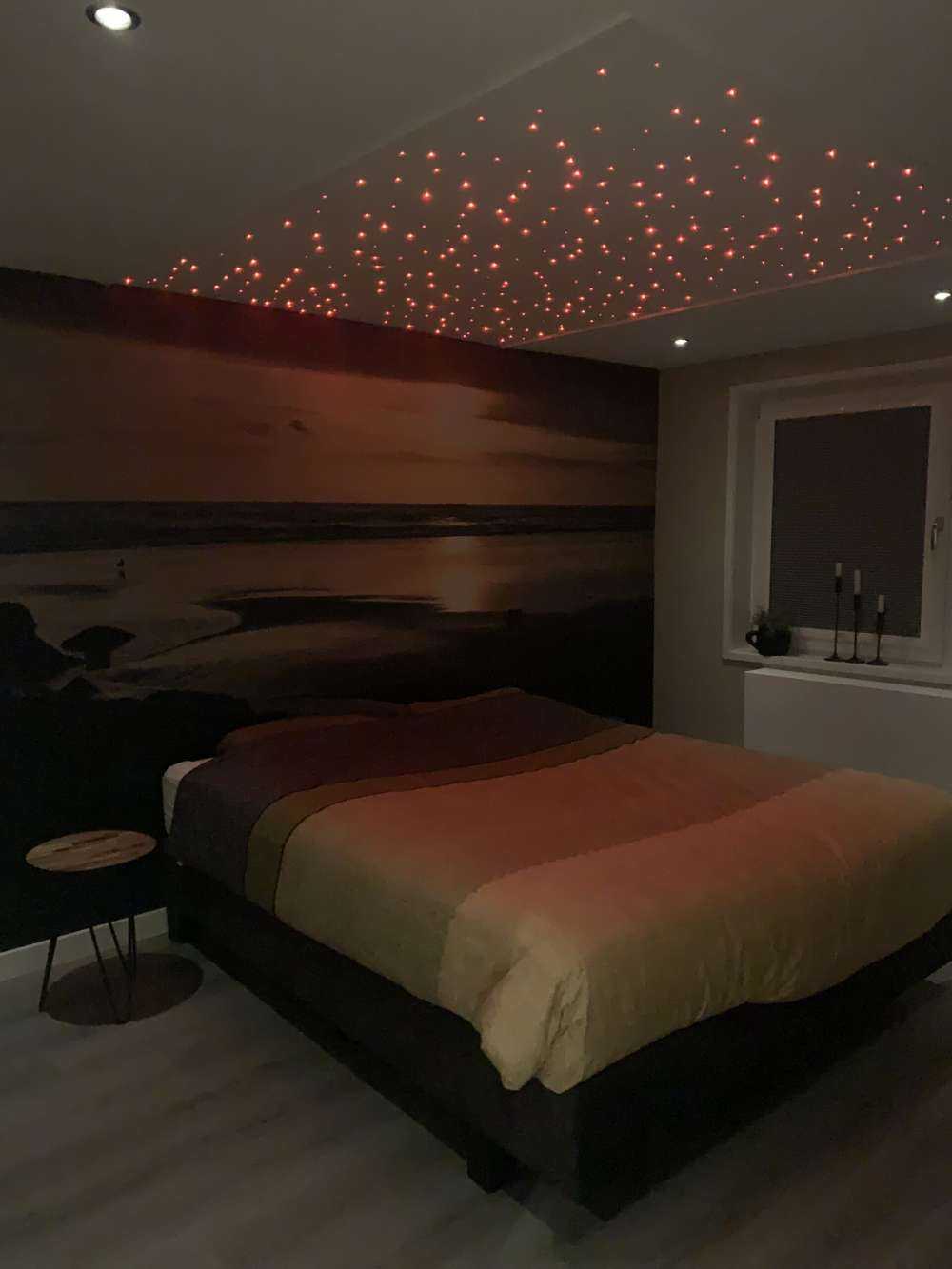 Zonsondergang bij een strand