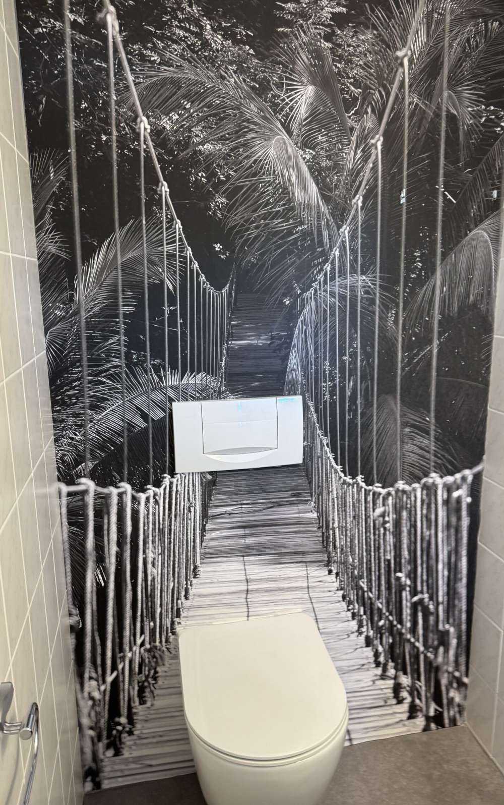 Houten brug tussen de palmbomen