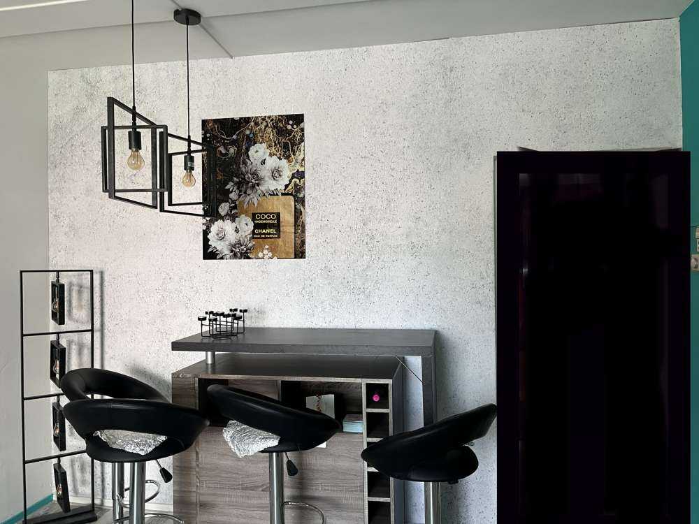 Lichtgrijs betonnen muur