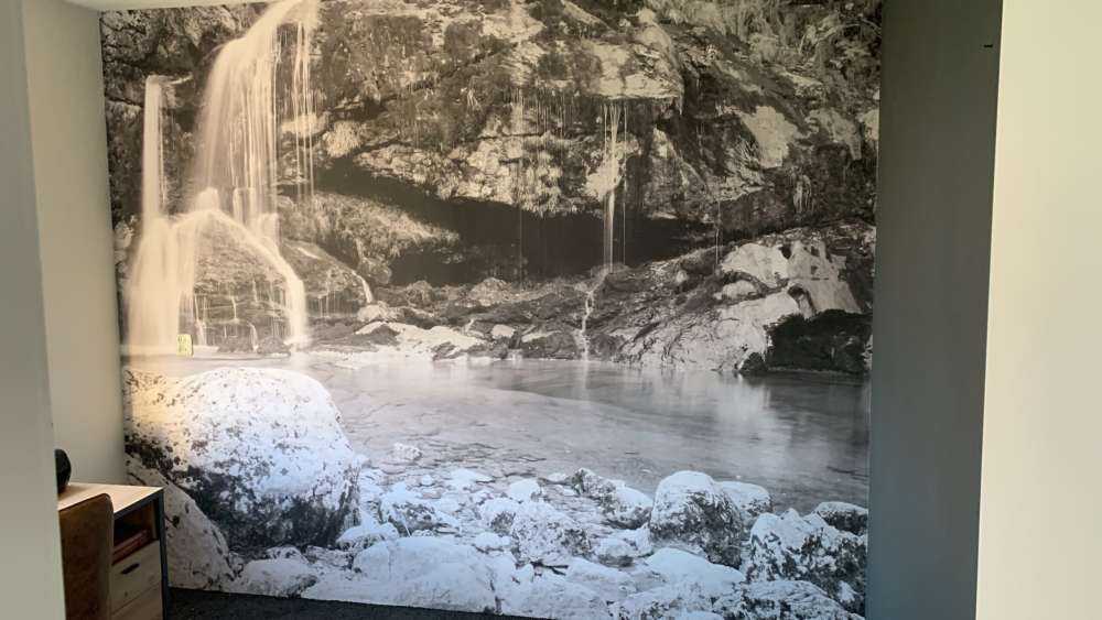 Waterval over een stenen wand 