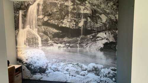 Waterval over een stenen wand 