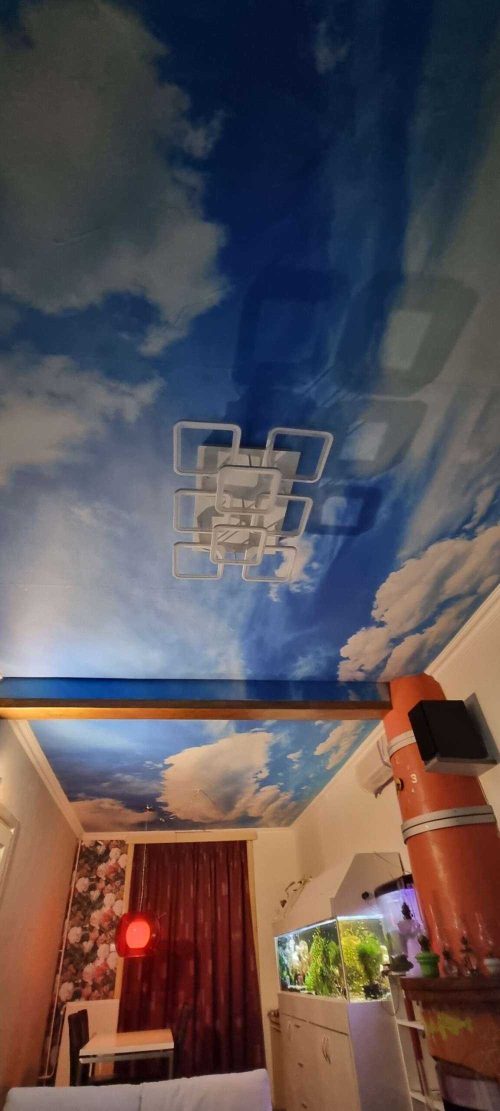 Blauwe lucht met wolken
