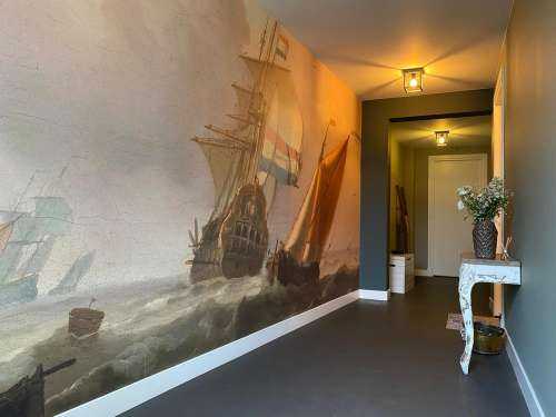 Woelige zee met schepen