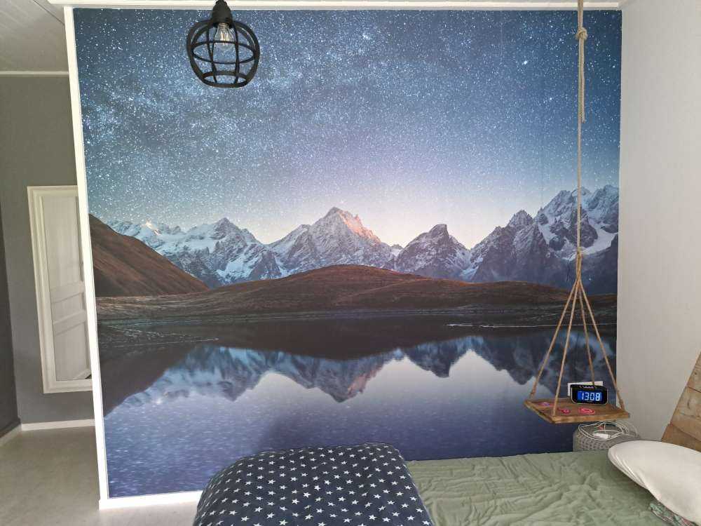 Bergen met sneeuw bij nacht