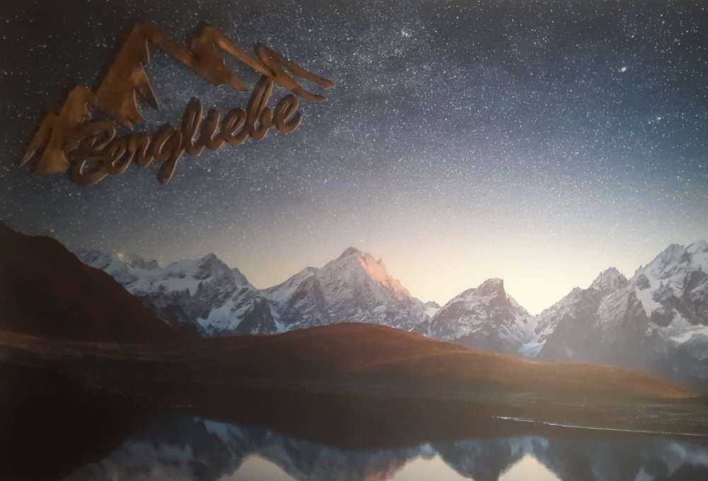 Bergen met sneeuw bij nacht