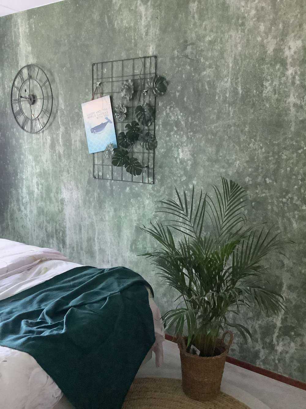 Oude verweerde groene muur