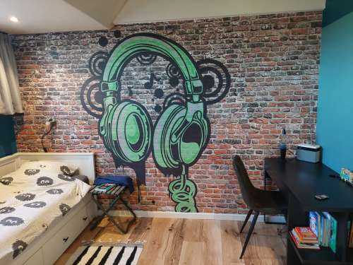 Graffiti op oude bakstenen muur