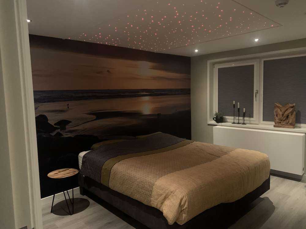 Zonsondergang bij een strand