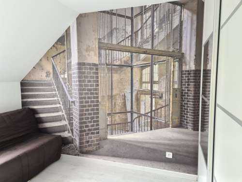 Oude liftschacht met trap