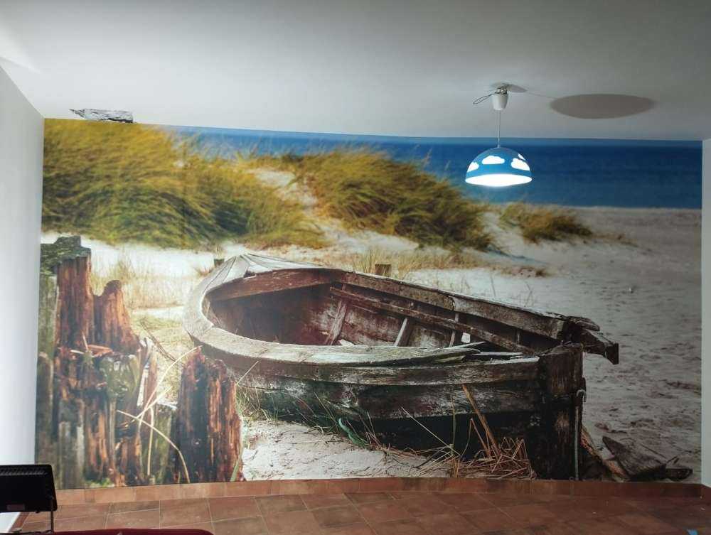 Oude vissersboot, meeuwen, strand en zee