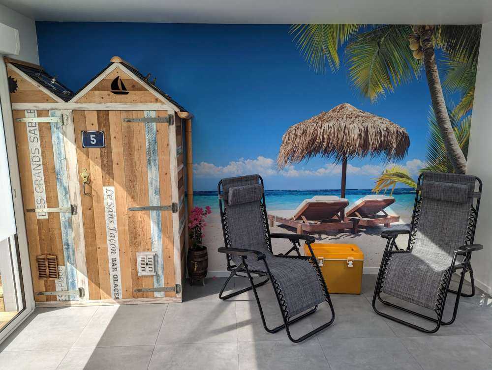 Stoelen en parasol op tropisch strand