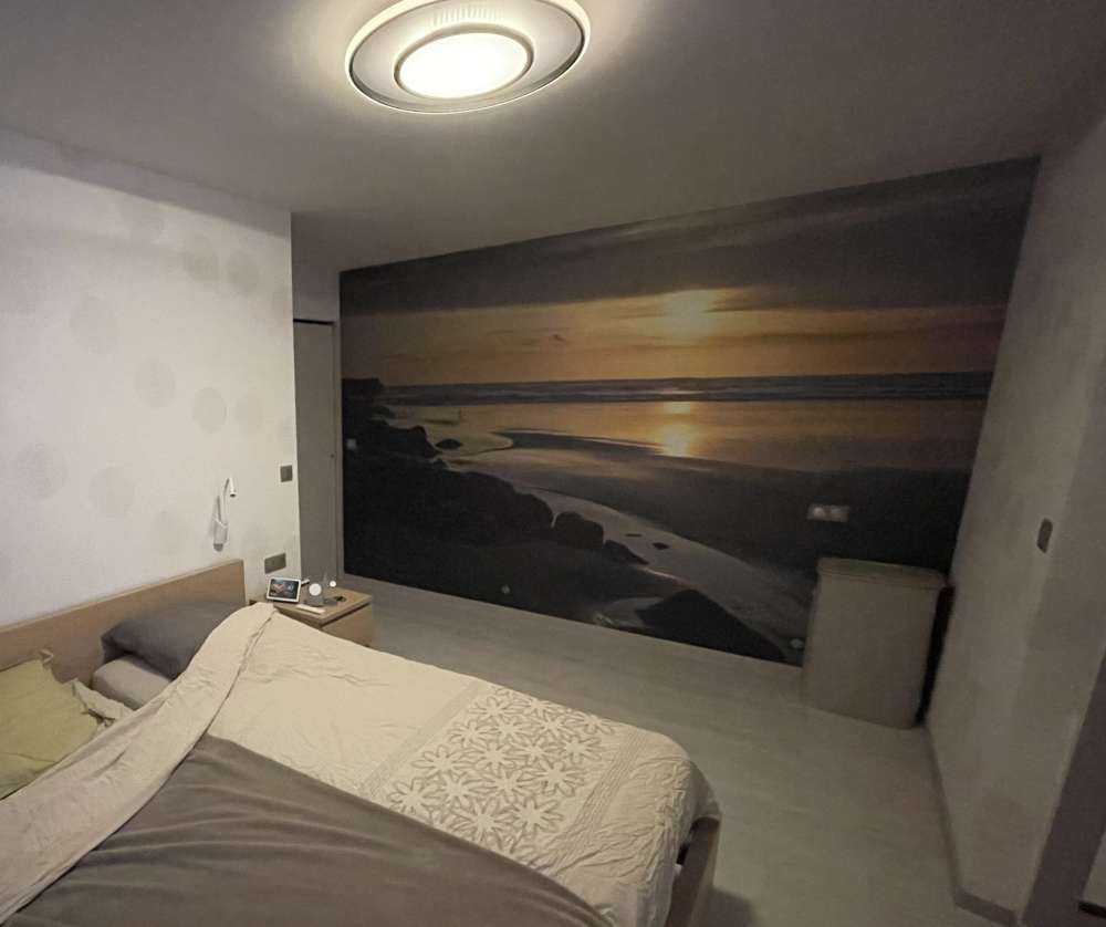 Zonsondergang bij een strand