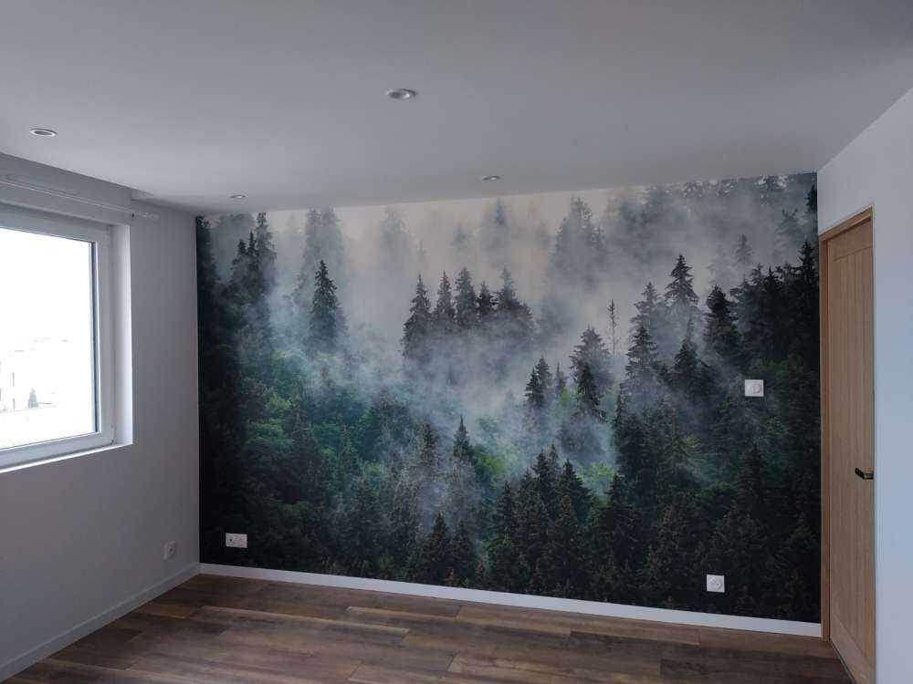 Mistig landschap met groene bomen