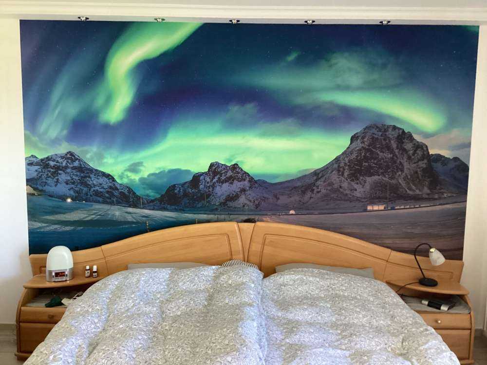 Noorderlicht boven besneeuwde bergen