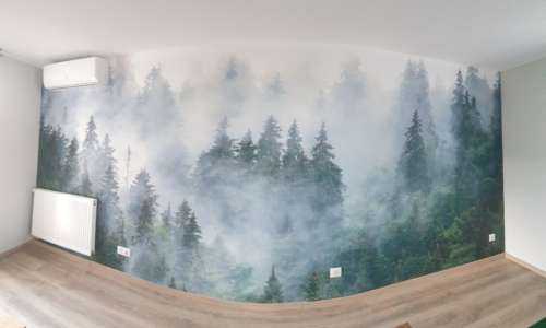 Mistig landschap met groene bomen