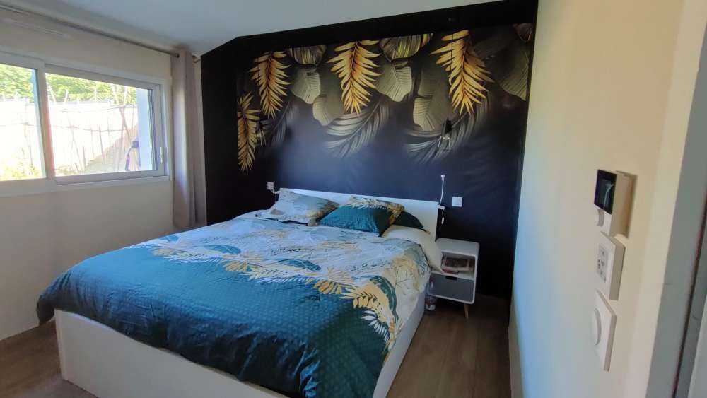 Bladeren op een donkere achtergrond