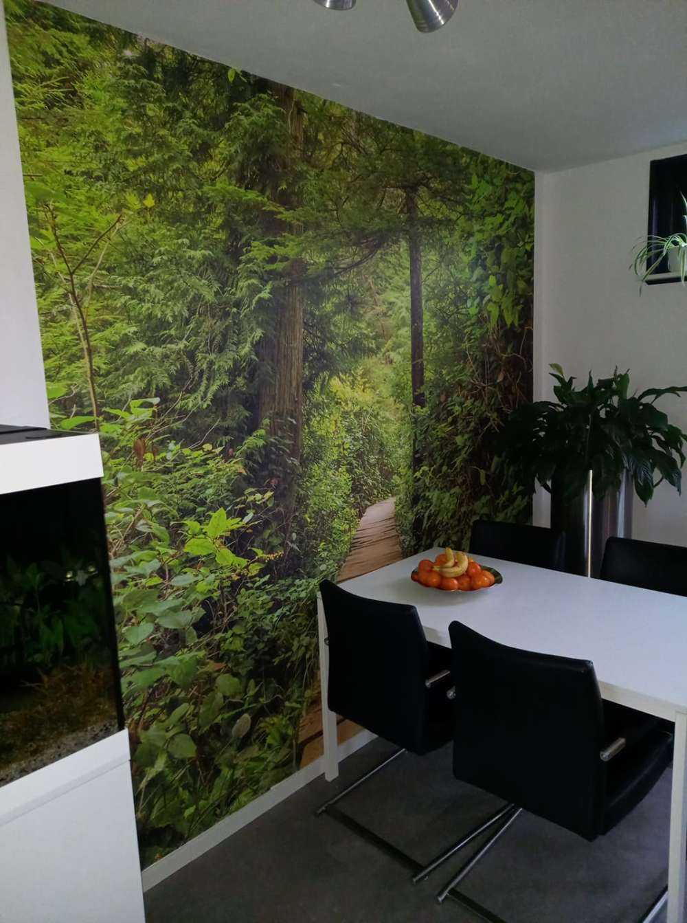 Houten pad door het groen