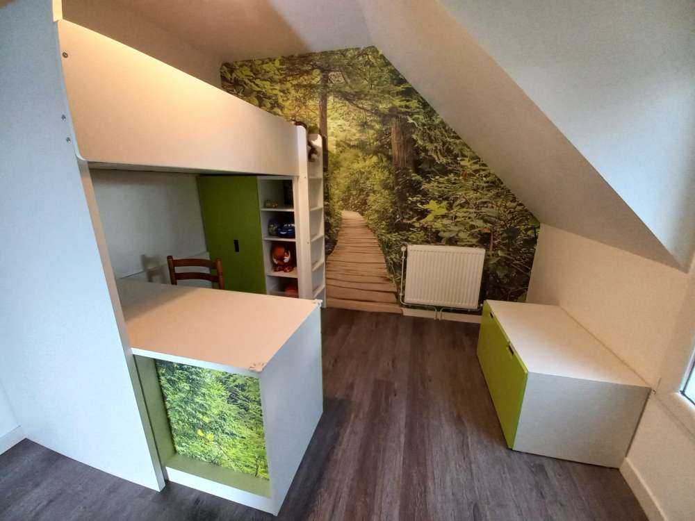 Houten pad door het groen