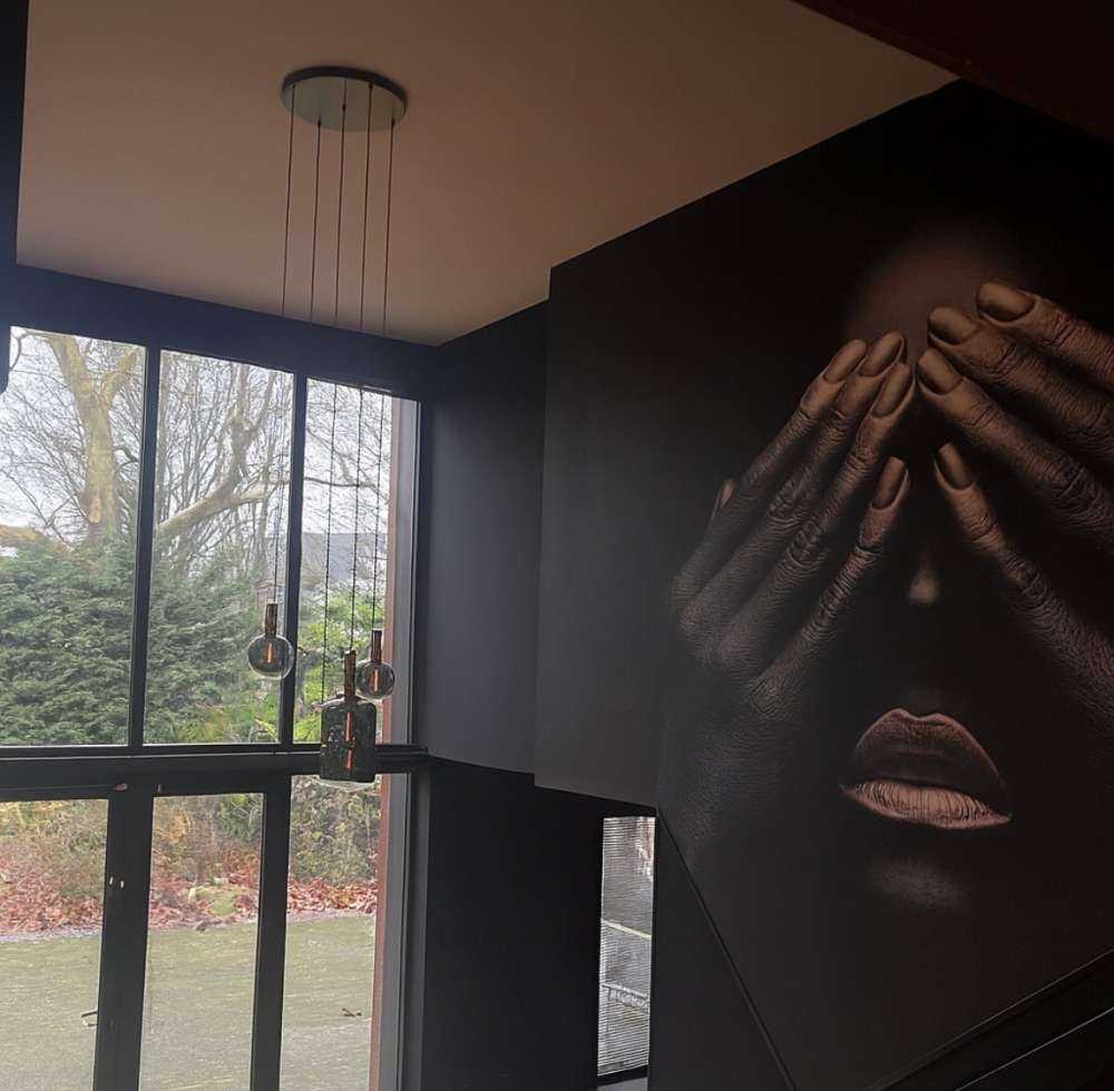 Vrouw met handen voor haar ogen