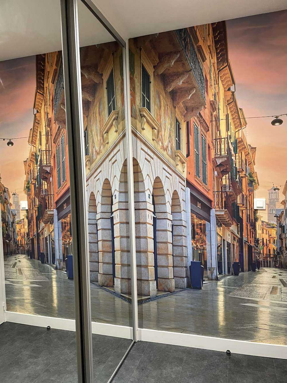 Winkelstraat bij zonskomst