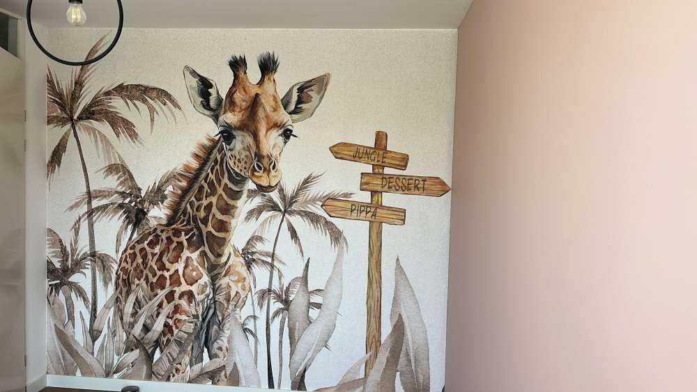 Baby giraffe in de jungle taupe