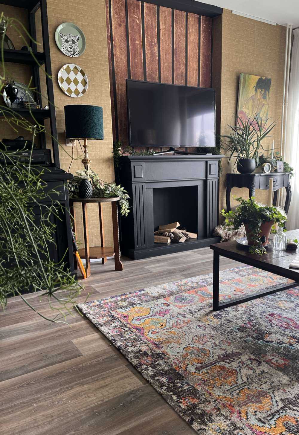 Donkere verticale houten planken