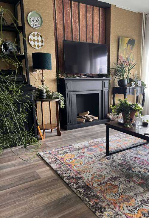 Donkere verticale houten planken