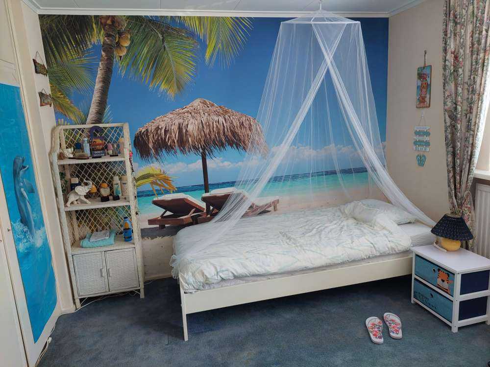 Stoelen en parasol op tropisch strand