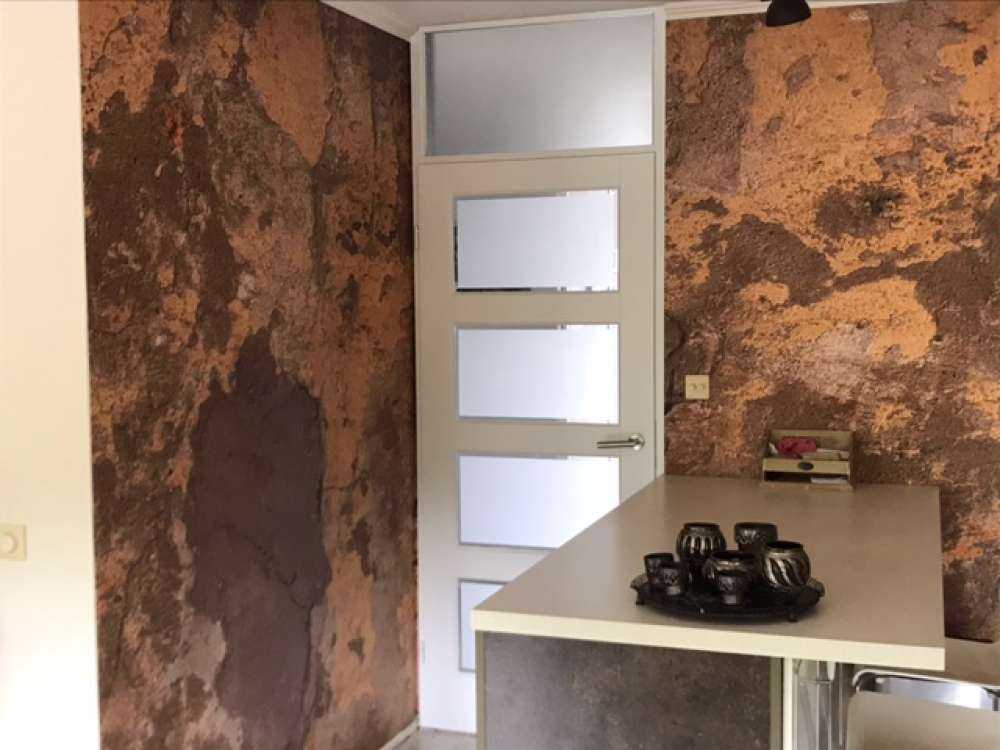 Oude muur met gele stuc