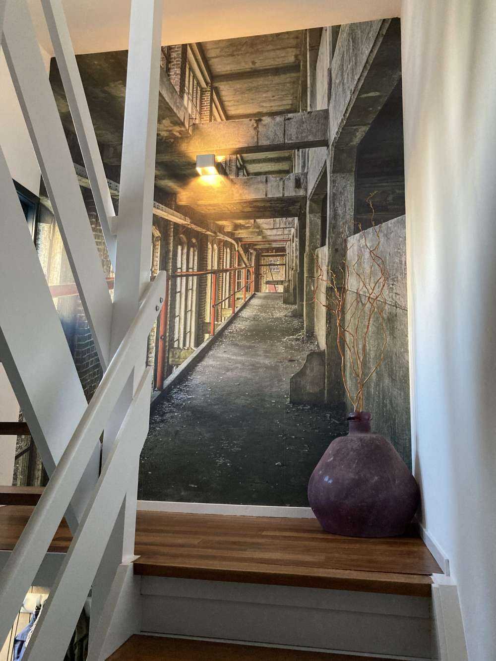Loopbrug in verlaten gebouw