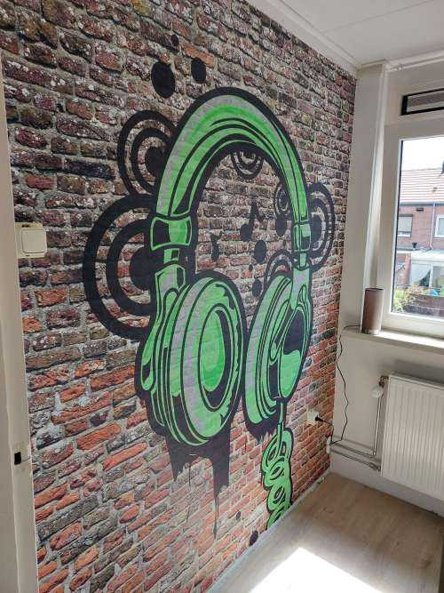 Graffiti op oude bakstenen muur