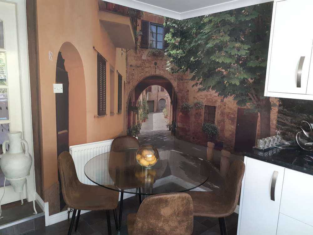 Mooi straatje met boog