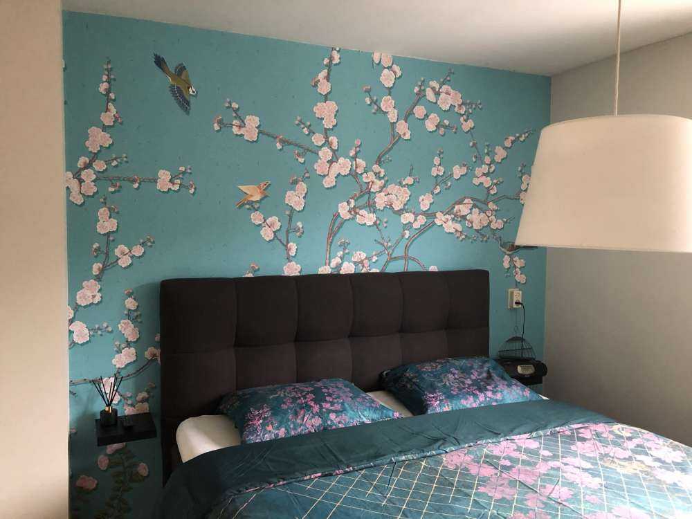 Getekende bloesemboom met vogels 