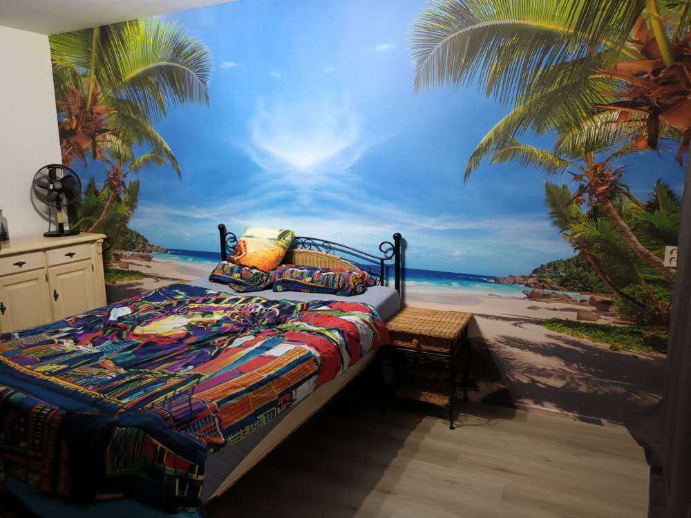 Tropisch strand met palmboom