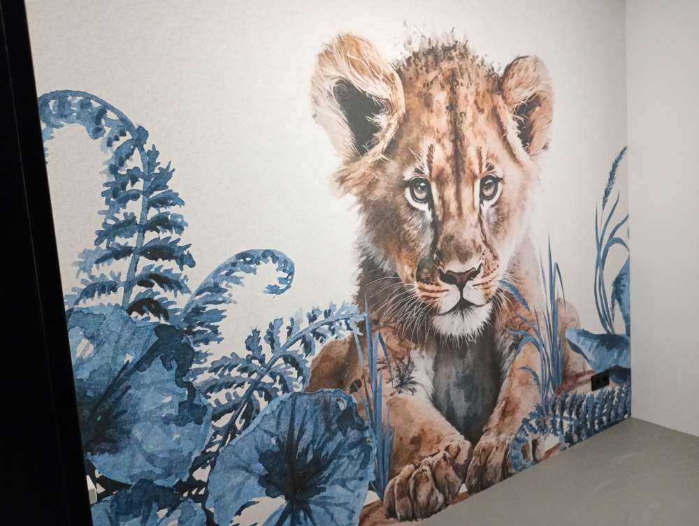 Jonge leeuw in de jungle blauw