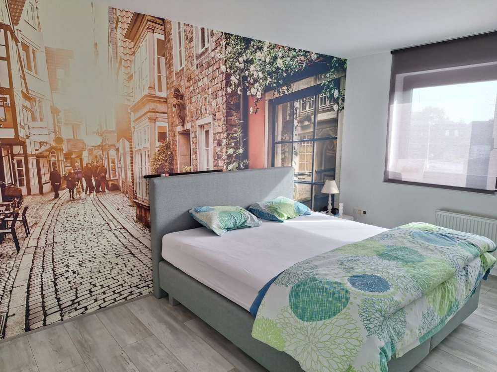 Zonsondergang in een oud straatje