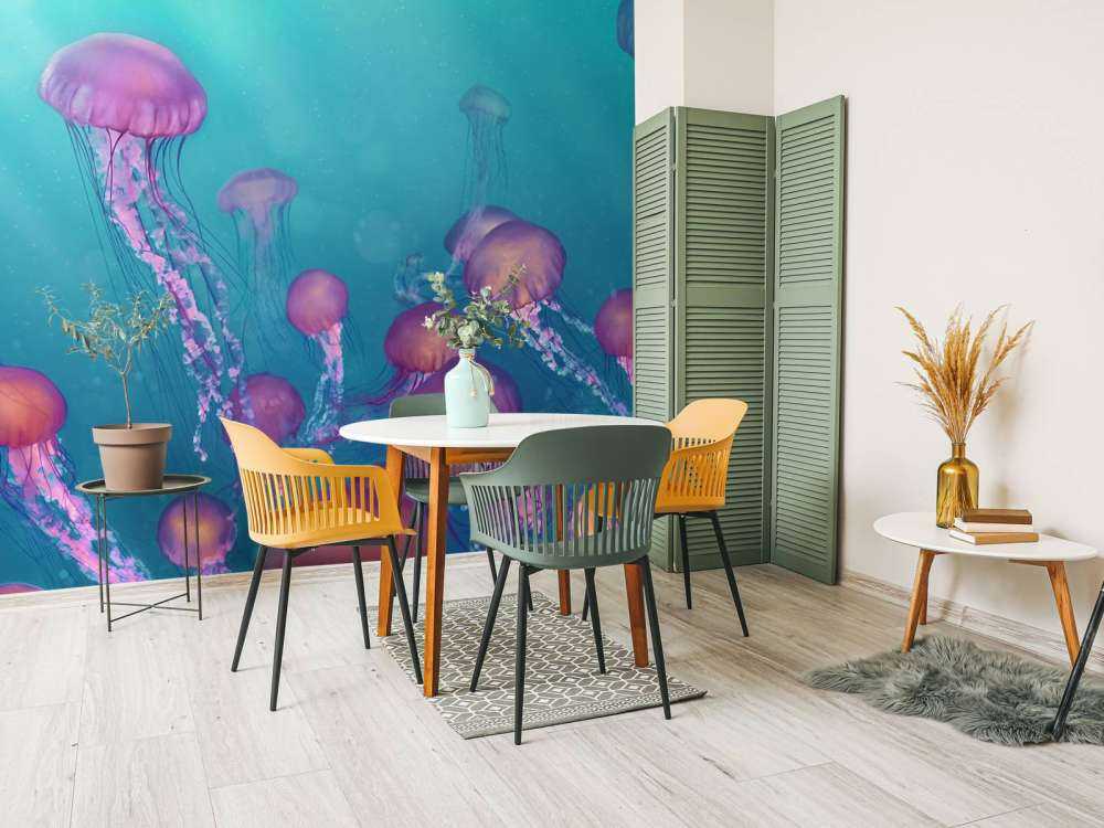 Roze kwallen in blauwe zee