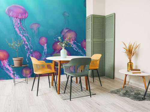 Roze kwallen in blauwe zee