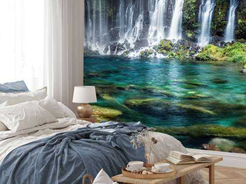 Watervalpanorama met turkoois blauw water