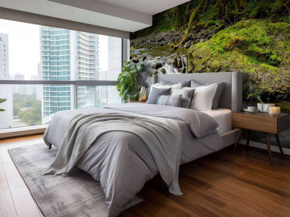 Groen rotsblok met riviertje