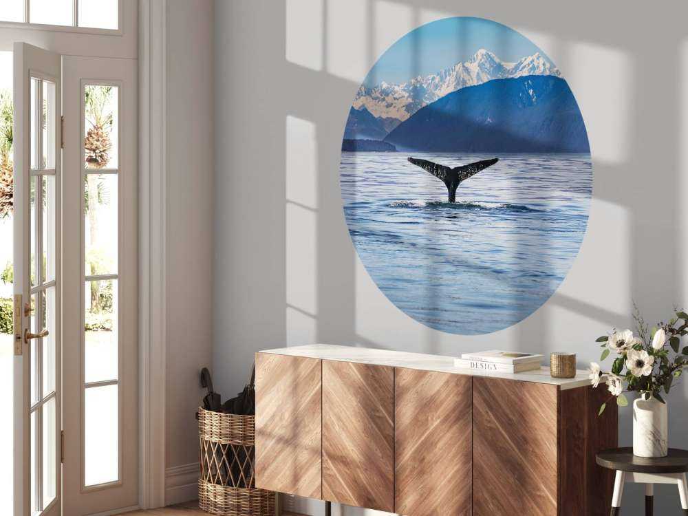 Duikende walvis met bergen op de achtergrond