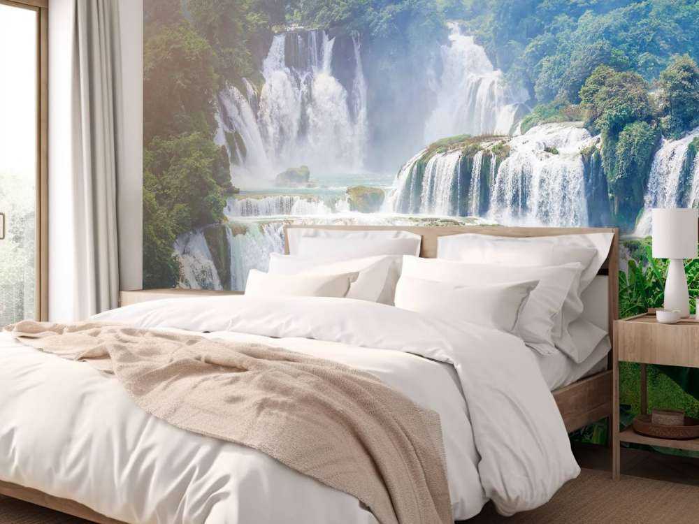 Prachtige waterval in de bergen