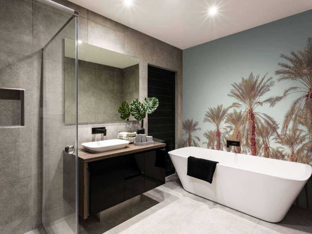 Tropische palmbomen aan de kust