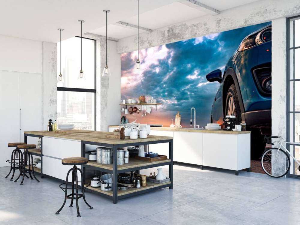 Een blauwe SUV met een unieke lucht op de achtergrond